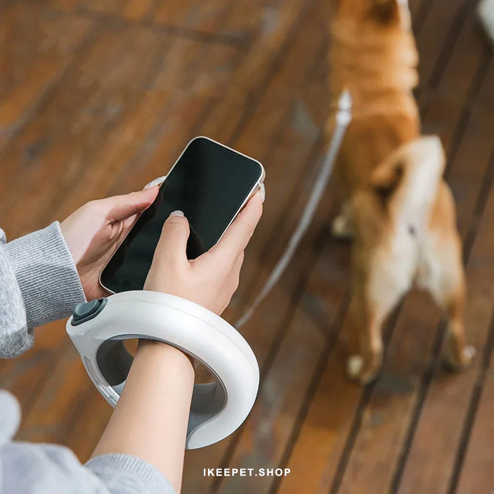 Versatile ring-shaped automatic retractable leash with breathing light